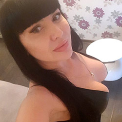 Malina Escort Begleitung Berlin für sinnliche Küssen über Escortagentur kurzfristig treffen