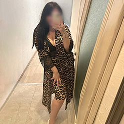 Erikka Hot Escort Berlin Nympho Hostesse Sex Affäre entflammte sinnliche Küssen