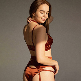 Lacey Escort Berlin Liebes Partnerin mit sinnliche Fusserotik